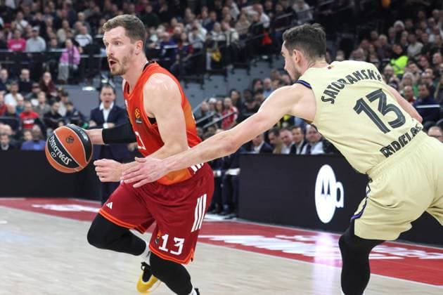 13 Andreas Obst (FCBB) gegen 13 Tomas Satoransky (Barcelona) Aktion, Zweikampf, Basketball EuroLeague FC Bayern München - FC Barcelona, Barca SAP Garden 12.11.2025 FOTO: Mladen Lackovic LakoPress