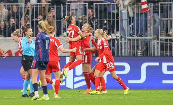 DEU, München, FC Bayern München vs Arsenal London, Women s Champions League, UEFA, Saison 2526, Allianz Arena, 3. Spieltag im Bild: Freude und Jubel, FC Bayern München gewinnt 3:2 gegen Arsenal DFB DFL REGULATIONS PROHIBIT ANY USE OF PHOTOGRAPHS AS IMAGE SEQUENCES AND OR QUASI-VIDEO, 12.11.2025 Copyright: HMBxMedia HendrikxHamelau