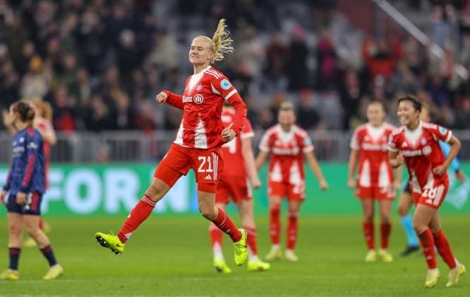 DEU, München, FC Bayern München vs Arsenal London, Women s Champions League, UEFA, Saison 2526, Allianz Arena, 3. Spieltag im Bild: Freude und Jubel, FC Bayern München gewinnt 3:2 gegen Arsenal, Pernille Harder (Bayern München 21) DFB DFL REGULATIONS PROHIBIT ANY USE OF PHOTOGRAPHS AS IMAGE SEQUENCES AND OR QUASI-VIDEO, 12.11.2025 Copyright: HMBxMedia HendrikxHamelau