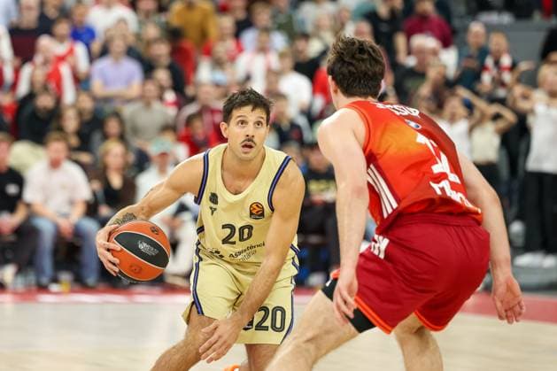 Nicolas Laprovittola FC Barcelona, Barca Basket, 20) mit Justinian Jessup (FC Bayern Basketball, 10), GER, FC Bayern Basketball vs. FC Barcelona, Basketball, Euroleague, 10. Spieltag, Saison 2025 2026, 12.11.2025, GER, FC Bayern Basketball vs. FC Barcelona, Basketball, Euroleague, 10. Spieltag, Saison 2025 2026, 12.11.2025 Muenchen Copyright: xEibner-Pressefoto JennixMaulx EP_JML