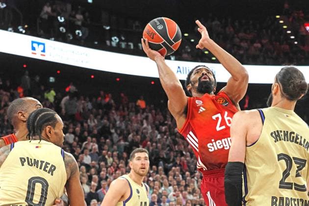 26 Spencer Dinwiddie (FCBB) gegen 23 Tornike Shengelia (Barcelona) Zweikampf, Aktion Basketball EuroLeague FC Bayern München - FC Barcelona, Barca SAP Garden 12.11.2025 FOTO: Mladen Lackovic LakoPress