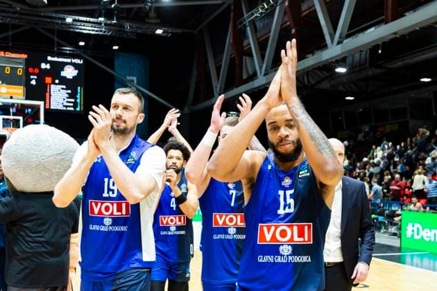 12.11.2025, xomx, Basketball EuroCup 2025, Niners Chemnitz - KK BuduÄ‡nost Podgorica v.l. Das Spiel ist vorbei. Endstand: 71:84 Die Gaeste feiern mit ihren Fans. Freude, Jubel, Sieg, Chemnitz