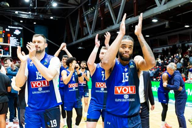 12.11.2025, xomx, Basketball EuroCup 2025, Niners Chemnitz - KK BuduÄ‡nost Podgorica v.l. Das Spiel ist vorbei. Endstand: 71:84 Die Gaeste feiern mit ihren Fans. Freude, Jubel, Sieg, Chemnitz