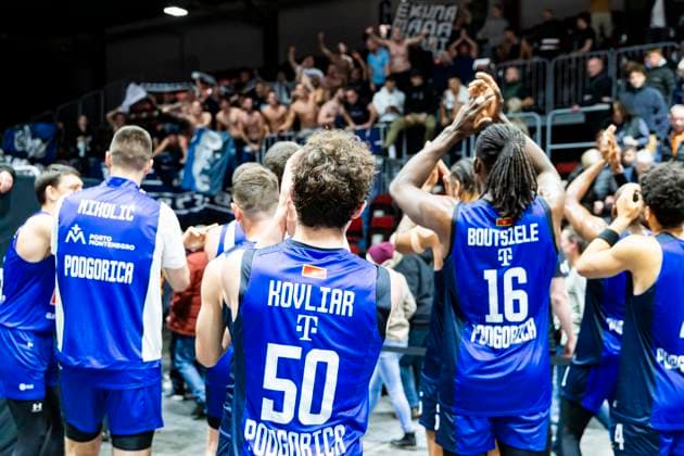 12.11.2025, xomx, Basketball EuroCup 2025, Niners Chemnitz - KK BuduÄ‡nost Podgorica v.l. Das Spiel ist vorbei. Endstand: 71:84 Die Gaeste feiern mit ihren Fans. Freude, Jubel, Sieg, Chemnitz