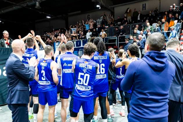12.11.2025, xomx, Basketball EuroCup 2025, Niners Chemnitz - KK BuduÄ‡nost Podgorica v.l. Das Spiel ist vorbei. Endstand: 71:84 Die Gaeste feiern mit ihren Fans. Freude, Jubel, Sieg, Chemnitz