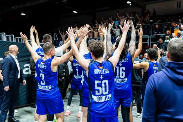 12.11.2025, xomx, Basketball EuroCup 2025, Niners Chemnitz - KK BuduÄ‡nost Podgorica v.l. Das Spiel ist vorbei. Endstand: 71:84 Die Gaeste feiern mit ihren Fans. Freude, Jubel, Sieg, Chemnitz