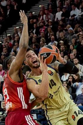 Turkish Airlines EuroLeague Basketball, FC Bayern Munich Basketball vs FC Barcelona, Barca München FC Bayern Basketball, Munich FC Bayern Basketball, Barcelona FC, 2025-11-12 in München (SAP Garden) HERNANGOMEZ Willy (FC Barcelona Center (Nr.14) (BAR14)), MCCORMACK David (FC Bayern Munich Basketball Center (Nr33) BAY33 ) sportworld München SAP Garden Bayern Deutschland