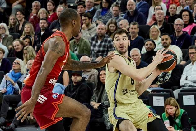 Turkish Airlines EuroLeague Basketball, FC Bayern Munich Basketball vs FC Barcelona, Barca München FC Bayern Basketball, Munich FC Bayern Basketball, Barcelona FC, 2025-11-12 in München (SAP Garden) BRIZUELA Dario (FC Barcelona Guard (Nr.8) (BAR8)), MIKE Isiaha (FC Bayern Munich Basketball Forward ( Nr22) BAY22 ) sportworld München SAP Garden Bayern Deutschland
