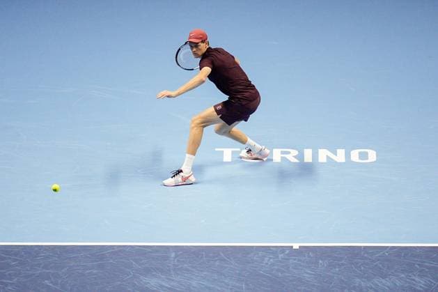 Italy s Jannik Sinner returns the ball to Germany s Alexander Zverev during the singles tennis match of the ATP, Tennis Herren World Tour Finals at the Inalpi Arena in Turin, Italy - Wednesday, Nov. 12, 2025. -  Copyright: xMarcoxAlpozzi LaPressex