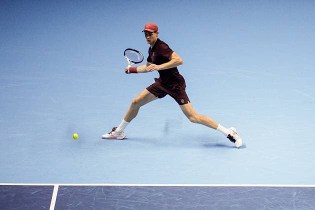 Italy s Jannik Sinner returns the ball to Germany s Alexander Zverev during the singles tennis match of the ATP, Tennis Herren World Tour Finals at the Inalpi Arena in Turin, Italy - Wednesday, Nov. 12, 2025. -  Copyright: xMarcoxAlpozzi LaPressex