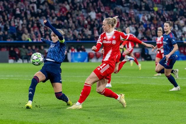 Beth Mead (Arsenal Woman FC, 9) kann die Flanke hier von Lea Schueller (FC Bayern Muenchen Frauen, 11) nicht verhindern GER, FC Bayern Muenchen Frauen vs. Arsenal Woman FC, Fussball, Champions League Frauen, Ligaphase 3. Spieltag , Saison 2025 2026, 12.11.2025. GER, FC Bayern Muenchen Frauen vs. Arsenal Woman FC, Fussball, Champions League Frauen, Ligaphase 3. Spieltag , Saison 2025 2026, 12.11.2025. Muenchen Copyright: xEibner-Pressefoto HeikexFeinerx EP_HFR