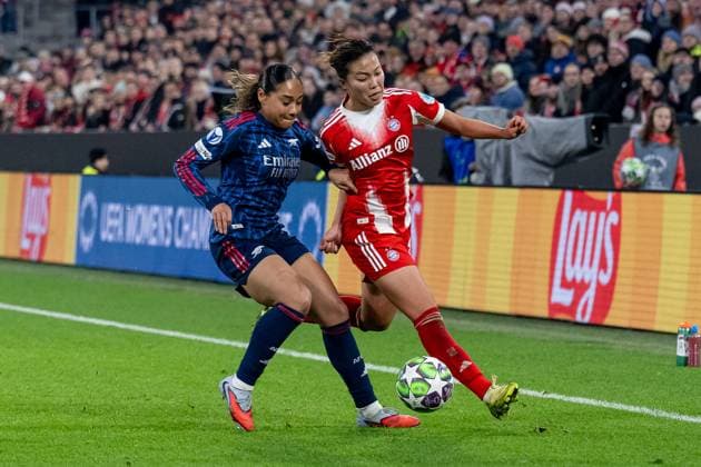 Kampf um den Ball Zweikampf zwischen Olivia Smith (Arsenal Woman FC, 15) und Momoko Tanikawa (FC Bayern Muenchen Frauen, 18) GER, FC Bayern Muenchen Frauen vs. Arsenal Woman FC, Fussball, Champions League Frauen, Ligaphase 3. Spieltag , Saison 2025 2026, 12.11.2025. GER, FC Bayern Muenchen Frauen vs. Arsenal Woman FC, Fussball, Champions League Frauen, Ligaphase 3. Spieltag , Saison 2025 2026, 12.11.2025. Muenchen Copyright: xEibner-Pressefoto HeikexFeinerx EP_HFR
