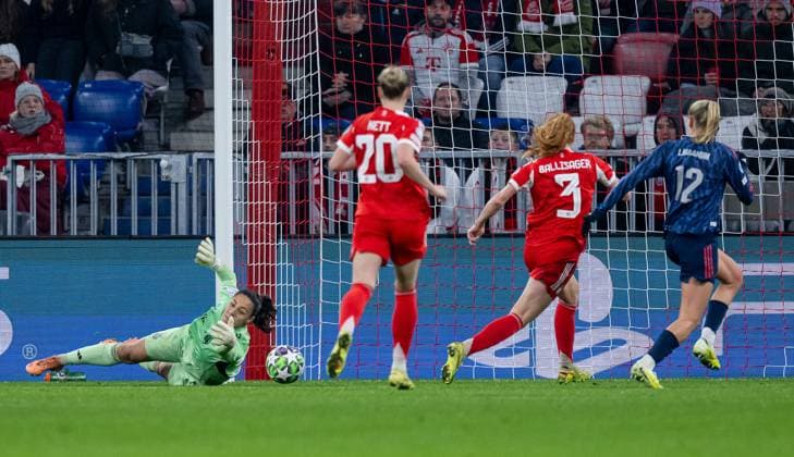 Maria Luisa Grohs (Torfrau, FC Bayern Muenchen Frauen, 01) verhindert hier einen Gegentreffer GER, FC Bayern Muenchen Frauen vs. Arsenal Woman FC, Fussball, Champions League Frauen, Ligaphase 3. Spieltag , Saison 2025 2026, 12.11.2025. GER, FC Bayern Muenchen Frauen vs. Arsenal Woman FC, Fussball, Champions League Frauen, Ligaphase 3. Spieltag , Saison 2025 2026, 12.11.2025. Muenchen Copyright: xEibner-Pressefoto HeikexFeinerx EP_HFR