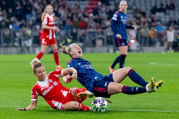 Linda Dallmann (FC Bayern Muenchen Frauen, 10) hart im Zweikampf GER, FC Bayern Muenchen Frauen vs. Arsenal Woman FC, Fussball, Champions League Frauen, Ligaphase 3. Spieltag , Saison 2025 2026, 12.11.2025. GER, FC Bayern Muenchen Frauen vs. Arsenal Woman FC, Fussball, Champions League Frauen, Ligaphase 3. Spieltag , Saison 2025 2026, 12.11.2025. Muenchen Copyright: xEibner-Pressefoto HeikexFeinerx EP_HFR
