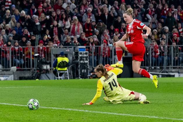 Alara Sehitler (FC Bayern Muenchen Frauen, 14) bei ihrem Tor zum 1:2 - Anschluss gegen Daphne Van Domselaar (Torfrau, Arsenal Woman FC, 14) GER, FC Bayern Muenchen Frauen vs. Arsenal Woman FC, Fussball, Champions League Frauen, Ligaphase 3. Spieltag , Saison 2025 2026, 12.11.2025. GER, FC Bayern Muenchen Frauen vs. Arsenal Woman FC, Fussball, Champions League Frauen, Ligaphase 3. Spieltag , Saison 2025 2026, 12.11.2025. Muenchen Copyright: xEibner-Pressefoto HeikexFeinerx EP_HFR