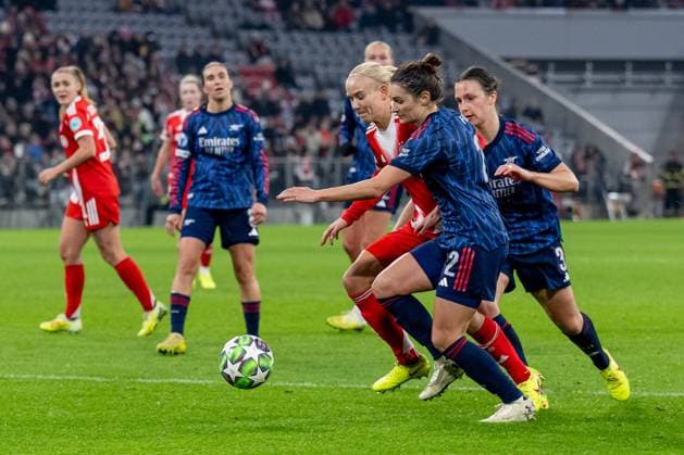 Kampf um den Ball Zweikampf zwischen Pernille Harder (FC Bayern Muenchen Frauen, 21) und Emily Fox (Arsenal Woman FC, 2) GER, FC Bayern Muenchen Frauen vs. Arsenal Woman FC, Fussball, Champions League Frauen, Ligaphase 3. Spieltag , Saison 2025 2026, 12.11.2025. GER, FC Bayern Muenchen Frauen vs. Arsenal Woman FC, Fussball, Champions League Frauen, Ligaphase 3. Spieltag , Saison 2025 2026, 12.11.2025. Muenchen Copyright: xEibner-Pressefoto HeikexFeinerx EP_HFR