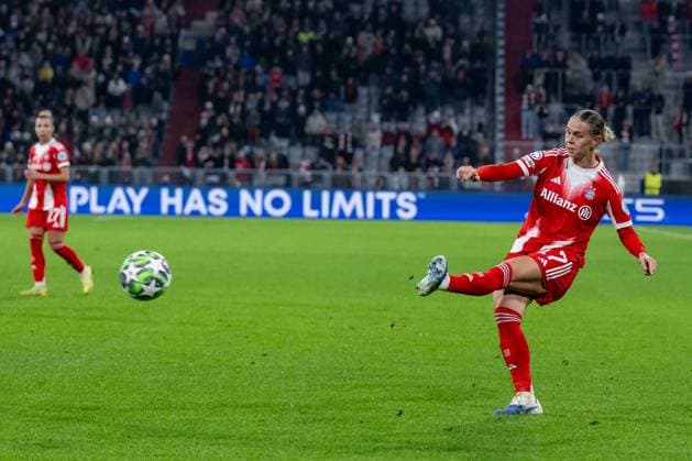 Klara Buehl (FC Bayern Muenchen Frauen, 17) bei ihrer Flanke zum Siegtreffer GER, FC Bayern Muenchen Frauen vs. Arsenal Woman FC, Fussball, Champions League Frauen, Ligaphase 3. Spieltag , Saison 2025 2026, 12.11.2025. GER, FC Bayern Muenchen Frauen vs. Arsenal Woman FC, Fussball, Champions League Frauen, Ligaphase 3. Spieltag , Saison 2025 2026, 12.11.2025. Muenchen Copyright: xEibner-Pressefoto HeikexFeinerx EP_HFR