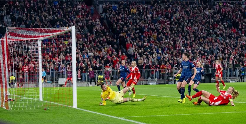 Glodis Perla Viggosdottir (FC Bayern Muenchen Frauen, 04) bei ihrem Tor zum 3:2 - Endergebnis GER, FC Bayern Muenchen Frauen vs. Arsenal Woman FC, Fussball, Champions League Frauen, Ligaphase 3. Spieltag , Saison 2025 2026, 12.11.2025. GER, FC Bayern Muenchen Frauen vs. Arsenal Woman FC, Fussball, Champions League Frauen, Ligaphase 3. Spieltag , Saison 2025 2026, 12.11.2025. Muenchen Copyright: xEibner-Pressefoto HeikexFeinerx EP_HFR