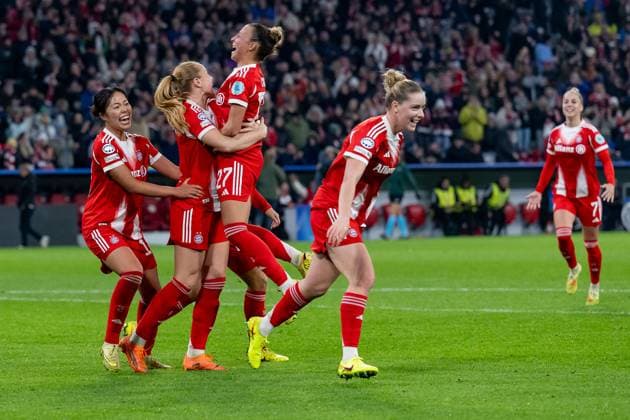 Die Muenchnerinnen bejubeln mit Glodis Perla Viggosdottir (FC Bayern Muenchen Frauen, 04) deren Tor zum 3:2 - Sieg der Bayern GER, FC Bayern Muenchen Frauen vs. Arsenal Woman FC, Fussball, Champions League Frauen, Ligaphase 3. Spieltag , Saison 2025 2026, 12.11.2025. GER, FC Bayern Muenchen Frauen vs. Arsenal Woman FC, Fussball, Champions League Frauen, Ligaphase 3. Spieltag , Saison 2025 2026, 12.11.2025. Muenchen Copyright: xEibner-Pressefoto HeikexFeinerx EP_HFR
