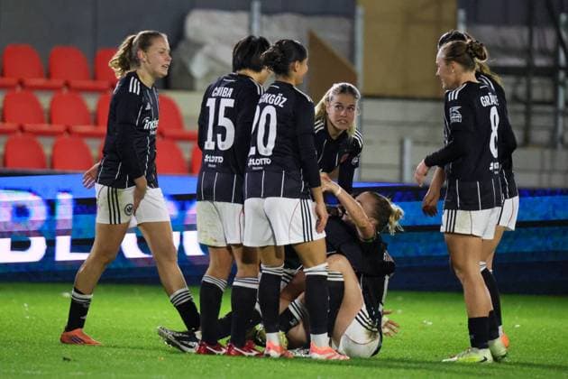 Eindhoven, Niederlande 12. November 2025: Europa Cup - Frauen- 1 8 Finale - 2025 2026 - PSV Eindhoven vs. Eintracht Frankfurt Im Bild: Torschützin Laura Freigang (SGE), auf dem Spielfeld sitzend, macht das Tor zum 1:0 für Eintracht Frankfurt und jubelt mit ihren Mannschaftskolleginnen De Herdegang Copyright: xFotostandx xFantinix