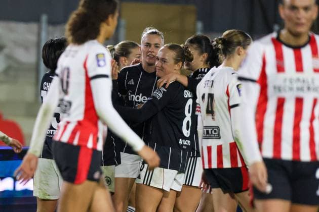Eindhoven, Niederlande 12. November 2025: Europa Cup - Frauen- 1 8 Finale - 2025 2026 - PSV Eindhoven vs. Eintracht Frankfurt Im Bild: v.li. Torschützin Laura Freigang (SGE) macht das Tor zum 1:0 für Eintracht Frankfurt und jubelt mit Lisanne Gräwe Graewe (SGE) De Herdegang Copyright: xFotostandx xFantinix