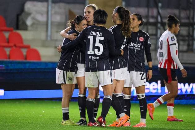 Eindhoven, Niederlande 12. November 2025: Europa Cup - Frauen- 1 8 Finale - 2025 2026 - PSV Eindhoven vs. Eintracht Frankfurt Im Bild: v.li. die Zweite Torschützin Laura Freigang (SGE), auf dem Spielfeld sitzend, macht das Tor zum 1:0 für Eintracht Frankfurt und jubelt mit Ereleta Memeti (SGE), Remina Chiba (SGE), Noemi Ivelj (SGE) und Ilayda Acikgöz Acikgoez (SGE) De Herdegang Copyright: xFotostandx xFantinix