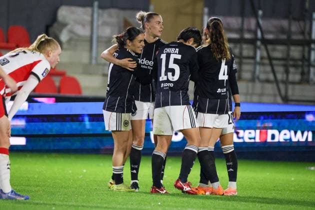 Eindhoven, Niederlande 12. November 2025: Europa Cup - Frauen- 1 8 Finale - 2025 2026 - PSV Eindhoven vs. Eintracht Frankfurt Im Bild: v.li. die Zweite Torschützin Laura Freigang (SGE), auf dem Spielfeld sitzend, macht das Tor zum 1:0 für Eintracht Frankfurt und jubelt mit Ereleta Memeti (SGE), Remina Chiba (SGE), Noemi Ivelj (SGE) De Herdegang Copyright: xFotostandx xFantinix