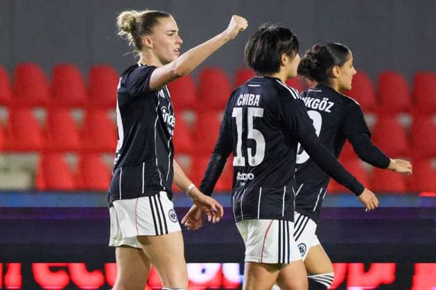 Eindhoven, Niederlande 12. November 2025: Europa Cup - Frauen- 1 8 Finale - 2025 2026 - PSV Eindhoven vs. Eintracht Frankfurt Im Bild: v.li. Torschützin Laura Freigang (SGE), auf dem Spielfeld sitzend, macht das Tor zum 1:0 für Eintracht Frankfurt und jubelt mit Remina Chiba (SGE) und Ilayda Acikgöz Acikgoez (SGE) De Herdegang Copyright: xFotostandx xFantinix