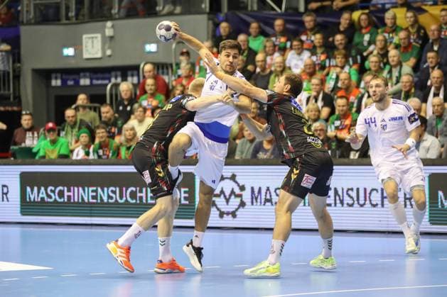 12.11.2025, xgox, Handball - EHF Champions League SC Magdeburg - HC Zagreb v.l. Davor Gavric (Zagreb, 21) wirft Tor, Torschuetze, erzielt Tor, Treffer, scores the goal Magdeburg