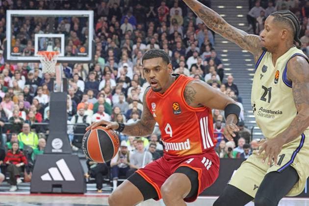 4 Xavier Rathan-Mayes (FCBB) gegen 21 Will Clyburn (Barcelona) Zweikampf, Basketball EuroLeague FC Bayern München - FC Barcelona, Barca SAP Garden 12.11.2025 FOTO: Mladen Lackovic LakoPress