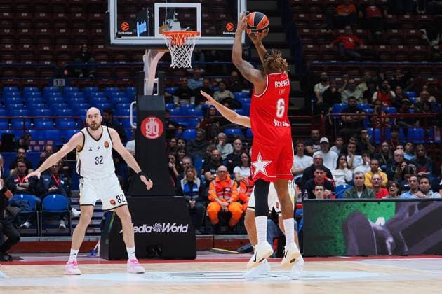 Devin Booker (EA7 Emporio Armani Olimpia Milano) during Olimpia Milano vs ASVEL Lione-Villeurbanne, Basketball Euroleague match in Assago (MI), Italy, November 12 2025  Copyright: xSavinoxPaolella IPAxSportx xipa-agency.netx xx IPA_67878227 IPA_Agency_IPA67878227