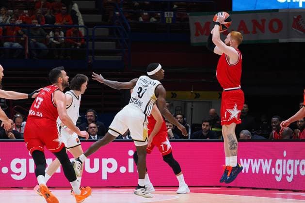 Nico Mannion (EA7 Emporio Armani Olimpia Milano) during Olimpia Milano vs ASVEL Lione-Villeurbanne, Basketball Euroleague match in Assago (MI), Italy, November 12 2025  Copyright: xSavinoxPaolella IPAxSportx xipa-agency.netx xx IPA_67878302 IPA_Agency_IPA67878302