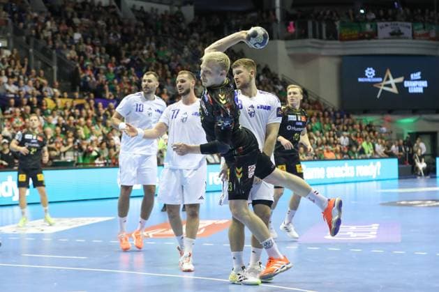 12.11.2025, xtgx, Handball, EHF Champions League, SC Magdeburg - HC Zagreb v.l. Magnus Saugstrup (Magdeburg, 23) wirft Tor, Torschuetze, erzielt Tor, Treffer, scores the goal Magdeubrg