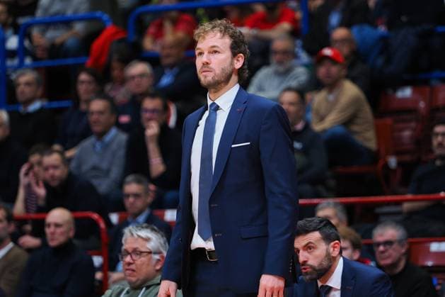 Pierric Poupet, head coach (ASVEL Lione-Villeurbanne) during Olimpia Milano vs ASVEL Lione-Villeurbanne, Basketball Euroleague match in Assago (MI), Italy, November 12 2025  Copyright: xSavinoxPaolella IPAxSportx xipa-agency.netx xx IPA_67878329 IPA_Agency_IPA67878329