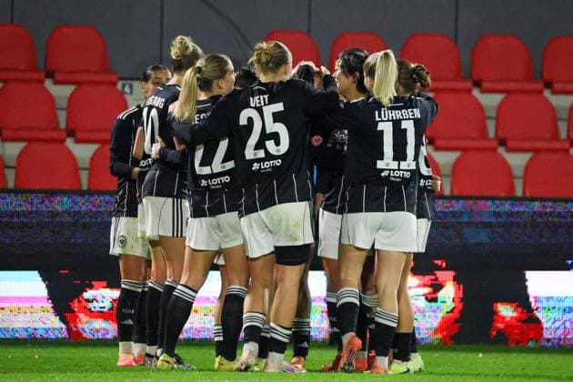 Eindhoven, Niederlande 12. November 2025: Europa Cup - Frauen- 1 8 Finale - 2025 2026 - PSV Eindhoven vs. Eintracht Frankfurt Im Bild: Torschützin Remina Chiba (SGE), von rechts die Dritte im Bild, macht das Tor zum 2:0 für Eintracht Frankfurt, jubelt mit ihren Mannschaftskolleginnen und sichert den Sieg in Eindhoven De Herdegang Copyright: xFotostandx xFantinix