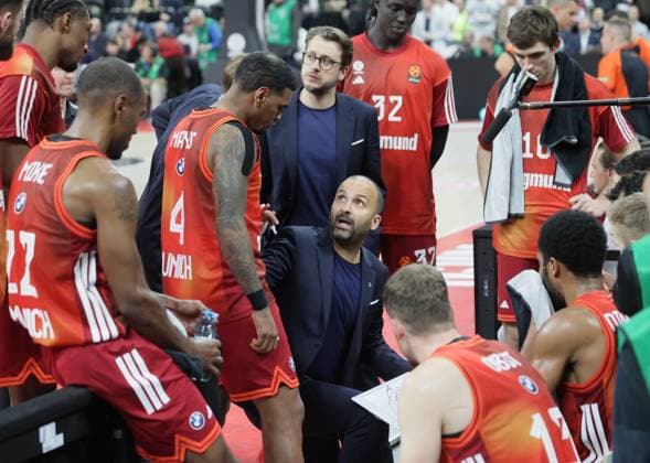 Verantwortlicher FCBB - Assistant Coach T.J. PARKER und Spieler. Basketball: Bayern - Barcelona. Euroleague, FC Bayern Basketball - FC Barcelona, Barca Runde 10, Saison 2025-2026, am 12.11.2025 in Muenchen, S A P G A R D E N, Deutschland. Quelle Copyright Credit : Oryk HAIST