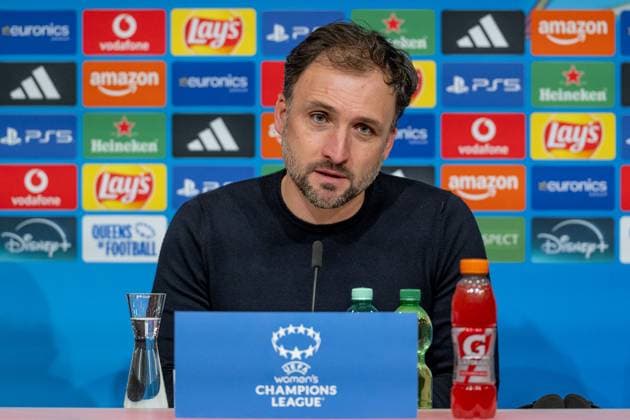 Jose Barcala (Chef-Trainer, FC Bayern Muenchen Frauen) bei der Pressekonferenz nach der Partie GER, FC Bayern Muenchen Frauen vs. Arsenal Woman FC, Fussball, Champions League Frauen, Ligaphase 3. Spieltag , Saison 2025 2026, 12.11.2025. GER, FC Bayern Muenchen Frauen vs. Arsenal Woman FC, Fussball, Champions League Frauen, Ligaphase 3. Spieltag , Saison 2025 2026, 12.11.2025. Muenchen Copyright: xEibner-Pressefoto HeikexFeinerx EP_HFR