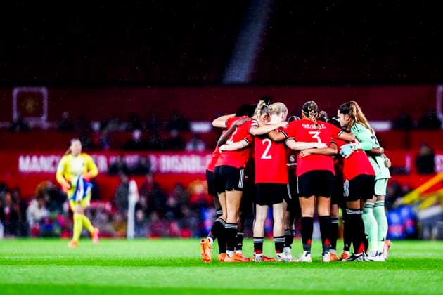 Manchester United, ManU Women v Paris Saint-Germain Feminines Manchester United team huddle during the Manchester United Women v Paris Saint-Germain Feminines UEFA Women s Champions League Matchday 3 at Old Trafford, Manchester, England on 12 November 2025 Credit: Luke Williams Every Second Media Editorial use only. All images are copyright Every Second Media Limited. No images may be reproduced without prior permission. Copyright: xIMAGO EveryxSecondxMediax ESM-1662-0011 LukexWilliamsx xEveryxSecondxMediax