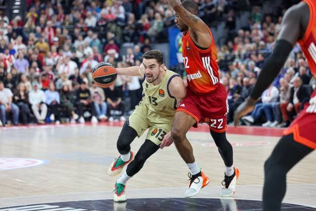 Tomas Satoransky FC Barcelona, Barca Basket, 13) mit Isiaha Mike (FC Bayern Basketball, 22), GER, FC Bayern Basketball vs. FC Barcelona, Basketball, Euroleague, 10. Spieltag, Saison 2025 2026, 12.11.2025, GER, FC Bayern Basketball vs. FC Barcelona, Basketball, Euroleague, 10. Spieltag, Saison 2025 2026, 12.11.2025 Muenchen Copyright: xEibner-Pressefoto JennixMaulx EP_JML