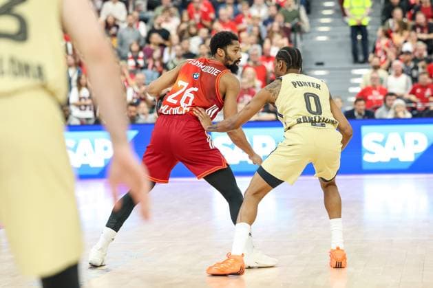 Spencer Dinwiddie (FC Bayern Basketball, 26) mit Kevin Punter FC Barcelona, Barca Basket, 00), GER, FC Bayern Basketball vs. FC Barcelona, Basketball, Euroleague, 10. Spieltag, Saison 2025 2026, 12.11.2025, GER, FC Bayern Basketball vs. FC Barcelona, Basketball, Euroleague, 10. Spieltag, Saison 2025 2026, 12.11.2025 Muenchen Copyright: xEibner-Pressefoto JennixMaulx EP_JML