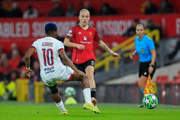 Manchester United, ManU Women v Paris Saint-Germain Feminine UEFA Women s Champions League 12 11 2025. Anna Sandberg (2) of Manchester United passes the ball during the UEFA Women s Champions League match between Manchester United Women and Paris Saint-Germain Feminine at Old Trafford, Manchester, England on 12 November 2025. Manchester Old Trafford Greater Manchester England Editorial use only , Copyright: xConorxMolloyx PSI-23211-0037
