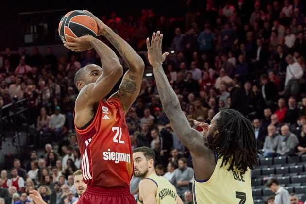 Turkish Airlines EuroLeague Basketball, FC Bayern Munich Basketball vs FC Barcelona, Barca München FC Bayern Basketball, Munich FC Bayern Basketball, Barcelona FC, 2025-11-12 in München (SAP Garden) MIKE Isiaha (FC Bayern Munich Basketball Forward ( Nr22) BAY22 ), CALE Myles (FC Barcelona Forward (Nr.3) (BAR3)) sportworld München SAP Garden Bayern Deutschland