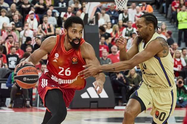 Turkish Airlines EuroLeague Basketball, FC Bayern Munich Basketball vs FC Barcelona, Barca München FC Bayern Basketball, Munich FC Bayern Basketball, Barcelona FC, 2025-11-12 in München (SAP Garden) DINWIDDIE Spencer (FC Bayern Munich Basketball Guard (Nr26) BAY26 ), PUNTER Kevin (FC Barcelona Guard (Nr.0) (BAR0)) sportworld München SAP Garden Bayern Deutschland