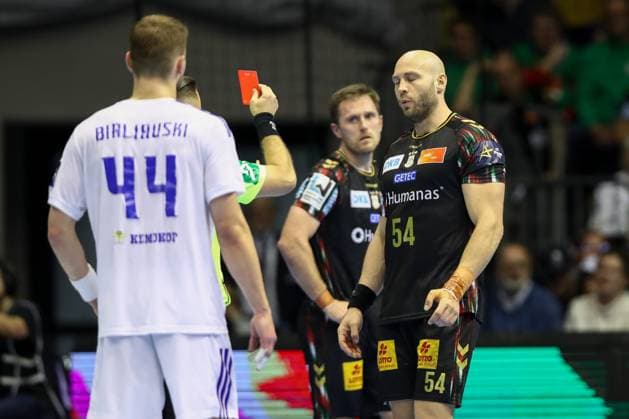 12.11.2025, xtgx, Handball, EHF Champions League, SC Magdeburg - HC Zagreb v.l. Oscar Bergendahl (Magdeburg, 54) Rote Karte, Platzverweis, sent off Magdeubrg