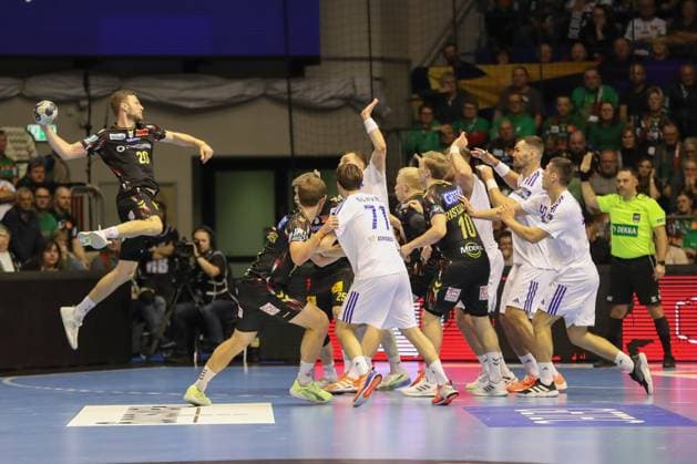 12.11.2025, xgox, Handball - EHF Champions League SC Magdeburg - HC Zagreb v.l. Philipp Weber (Magdeburg, 20) versucht ueber die Abwehr zu werfen Magdeburg