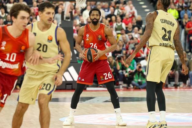 Spencer Dinwiddie (FC Bayern Basketball, 26) mit Ball, mit Will Clyburn FC Barcelona, Barca Basket, 21) und Nicolas Laprovittola (FC Barcelona Basket, 20), mit Justinian Jessup (FC Bayern Basketball, 10), GER, FC Bayern Basketball vs. FC Barcelona, Basketball, Euroleague, 10. Spieltag, Saison 2025 2026, 12.11.2025, GER, FC Bayern Basketball vs. FC Barcelona, Basketball, Euroleague, 10. Spieltag, Saison 2025 2026, 12.11.2025 Muenchen Copyright: xEibner-Pressefoto JennixMaulx EP_JML
