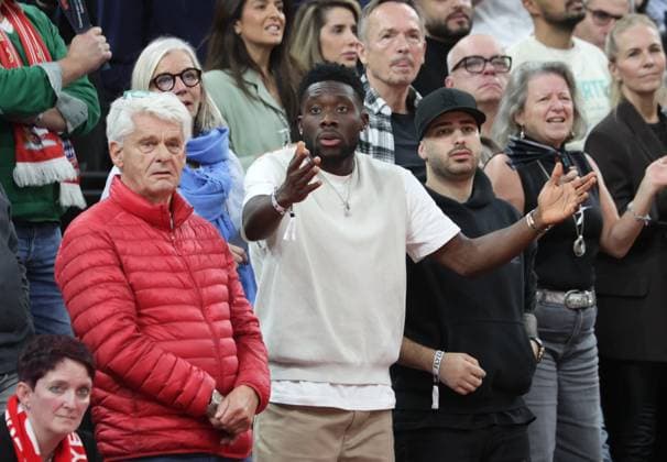Fassungslos . . . David ALABA. Basketball: Bayern - Barcelona. Euroleague, FC Bayern Basketball - FC Barcelona, Barca Runde 10, Saison 2025-2026, am 12.11.2025 in Muenchen, S A P G A R D E N, Deutschland. Quelle Copyright Credit : Oryk HAIST