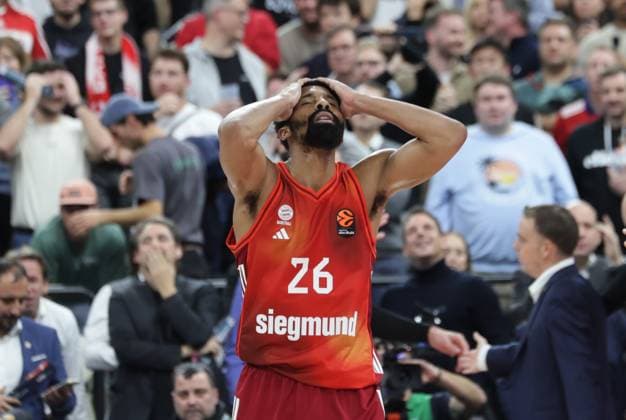Fassungslos . . . Bayerns 26 Spencer DINWIDDIE nach Spielende. Basketball: Bayern - Barcelona. Euroleague, FC Bayern Basketball - FC Barcelona, Barca Runde 10, Saison 2025-2026, am 12.11.2025 in Muenchen, S A P G A R D E N, Deutschland. Quelle Copyright Credit : Oryk HAIST
