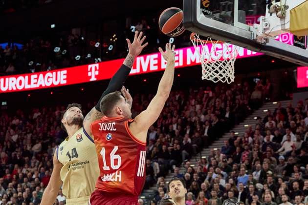 Turkish Airlines EuroLeague Basketball, FC Bayern Munich Basketball vs FC Barcelona, Barca München FC Bayern Basketball, Munich FC Bayern Basketball, Barcelona FC, 2025-11-12 in München (SAP Garden) JOVIC Stefan (FC Bayern Munich Basketball Guard (Nr16) BAY16 ), HERNANGOMEZ Willy (FC Barcelona Center (Nr.14) (BAR14)) sportworld München SAP Garden Bayern Deutschland