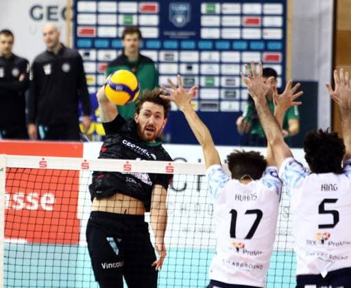 von links Marco MILOVANOVIC (Haching), William KUHNS (Dachau), Alexander KING (Dachau), He Volleyball Bundesliga 2025 26 TSV Haching Muenchen vs ASV Dachau, Geothermie Arena, Unterhaching, 12.11.25 Copyright: WolfgangxFehrmann